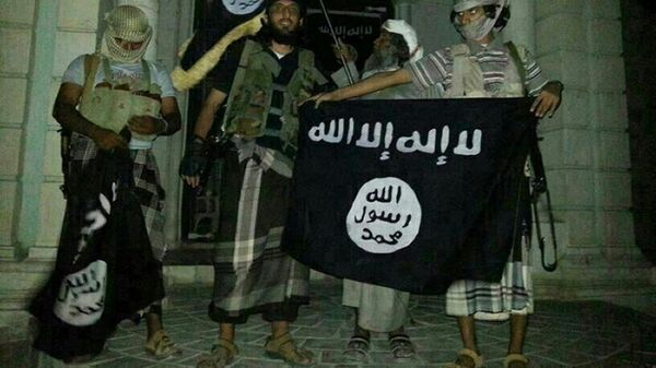 A picture taken with a mobile phone early on May 24, 2014 shows Al-Qaeda militants posing with Al-Qaeda flags in front of a museum in Seiyun, second Yemeni city of Hadramawt province, after launching a massive pre-dawn assault that killed at least 15 soldiers and police. - Sputnik International