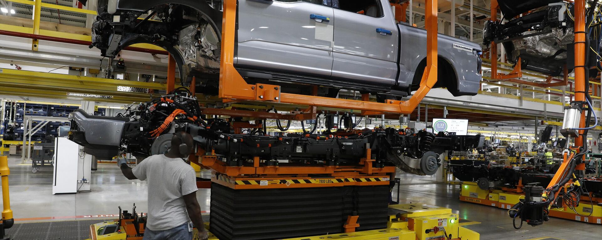 In this file photo taken on September 24, 2022 the truck cab is lowered on the frame of Ford Motor Co. battery powered F-150 Lightning trucks under production at their Rouge Electric Vehicle Center in Dearborn, Michigan. - Ford plans to suspend production of its F-150 Lightning electric pickup truck through at least the end of next week, a company spokeswoman said February 15, 2023. - Sputnik International, 1920, 16.02.2023