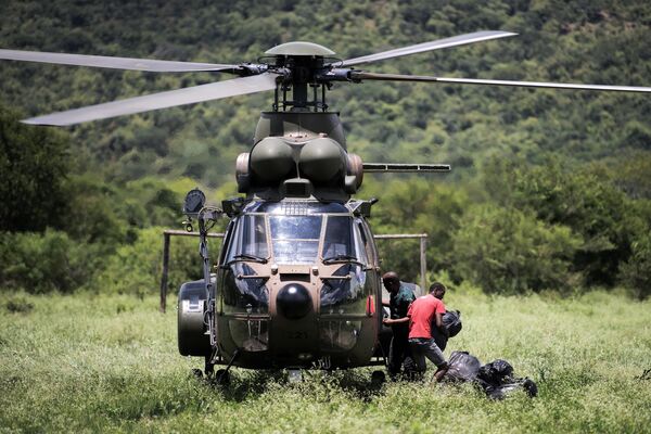 Members of local NGOs unload food parcels from a South African Defence Force (SADF) helicopter in Mekemeke village, by Mhlambanyatsi River, after the floods which severely affected several municipalities in Mpumalanga, on February 16, 2023. - Sputnik International