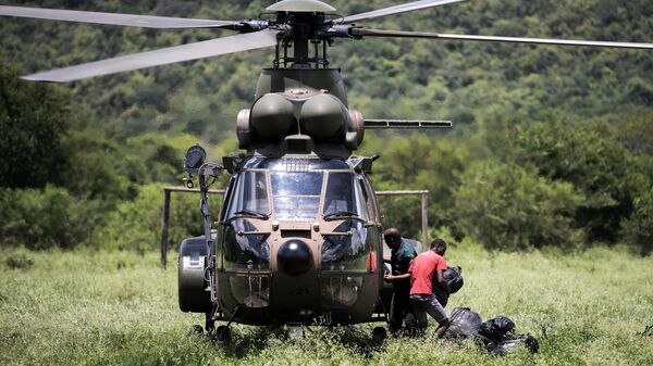 Members of local NGOs unload food parcels from a South African Defence Force (SADF) helicopter in Mekemeke village, by Mhlambanyatsi River, after the floods which severely affected several municipalities in Mpumalanga, on February 16, 2023 - Sputnik International