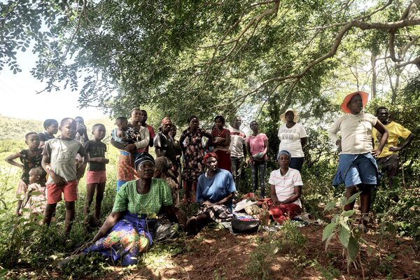 Mekemeke villagers, by Mhlambanyatsi River, sit as they learn how to purify water with chlorine to prevent cholera outbreaks in Mpumalanga on February 16, 2023. - Sputnik International