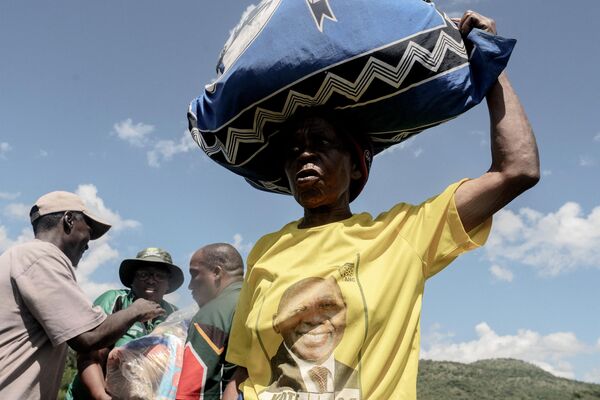 A woman holds her food parcel provided by a South African NGO in Mekemeke village by Mhlambanyatsi river in Mpumalanga on February 16, 2023. - Sputnik International