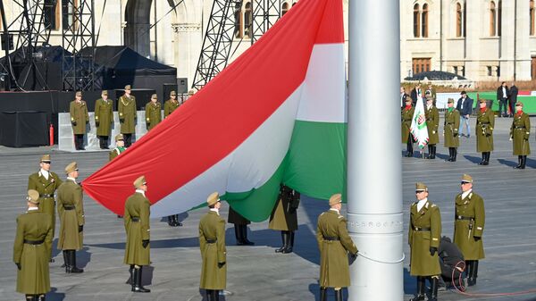 Soldiers hoist the Hungarian flag during a ceremony to mark the anniversary of the Hungarian Civic Revolution and War of Independence of 1848–1849, on March 15, 2022 in front of the parliament in Budapest - Sputnik International