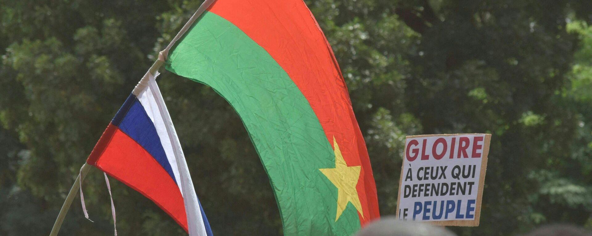 Russian and a Burkina Faso flags are waved by a crowd of protesters gathered for a demonstration in Ouagadougou on October 2, 2022. - Sputnik International, 1920, 19.02.2023