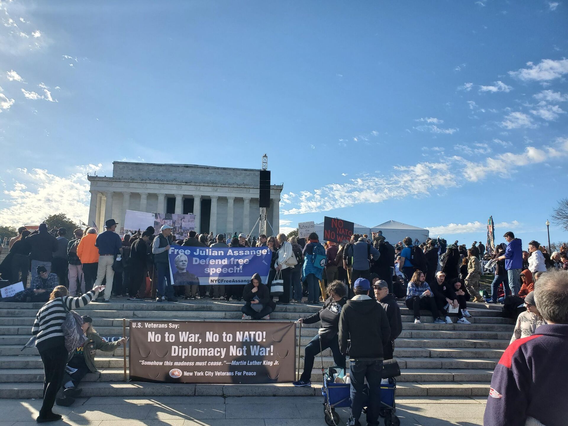 Protesters gather in front of the Lincoln Memorial for the Rage Against the War Machine rally on February 19, 2023 - Sputnik International, 1920, 20.02.2023