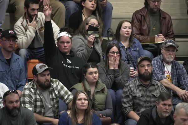 A woman raises her hand with a question during a town hall meeting at East Palestine High School in East Palestine, Ohio. The meeting was held to answer questions about the ongoing cleanup from the February 3 derailment of a Norfolk Southern freight train carrying hazardous materials. (AP Photo/Gene J. Puskar) - Sputnik International
