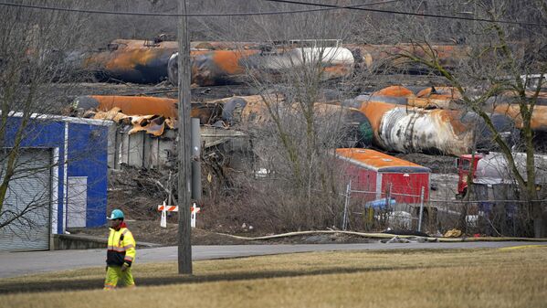 The cleanup of portions of a Norfolk Southern freight train that derailed  in East Palestine, Ohio, continues. (AP Photo/Gene J. Puskar) - Sputnik International
