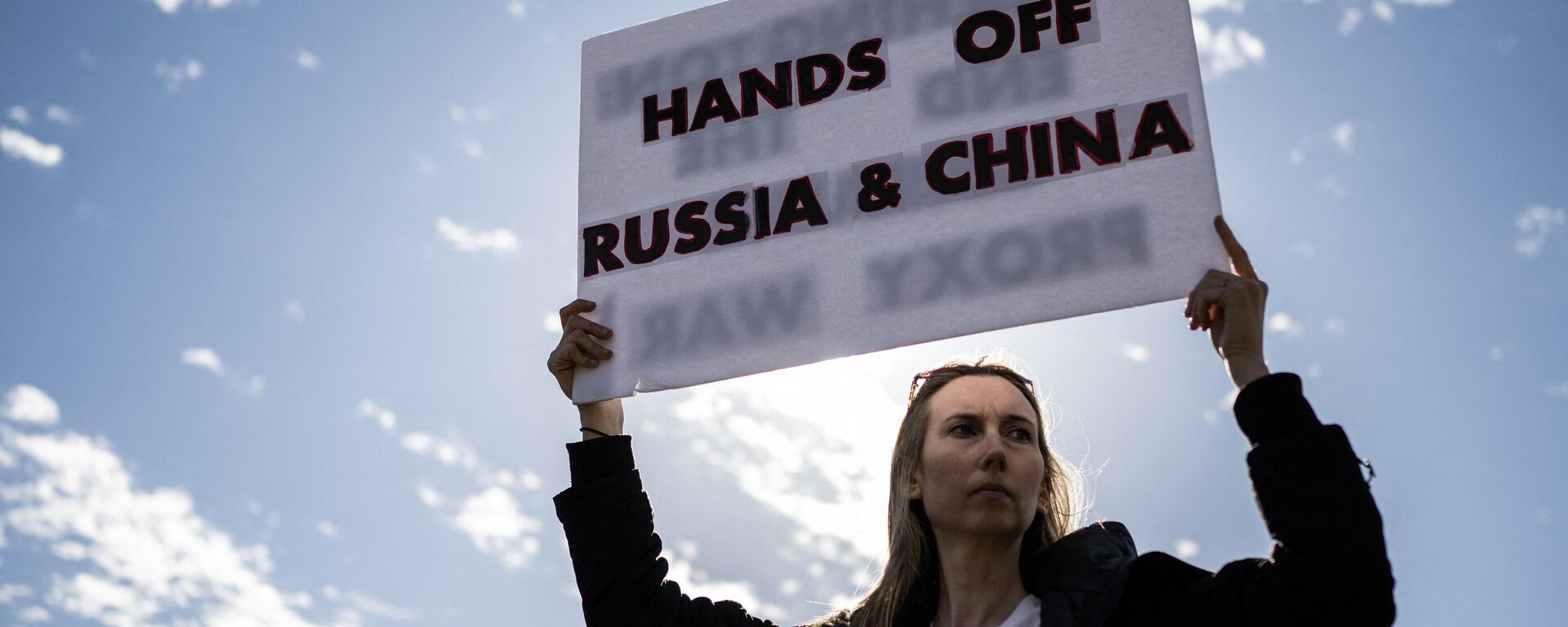 Activists in Washington DC protest against US shipping weapons to Ukraine - Sputnik International, 1920, 20.02.2023