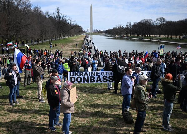 Demonstrators gather during an antiwar rally at the Lincoln Memorial in Washington, DC, on February 19, 2023. - Sputnik International