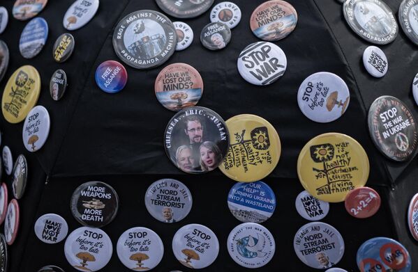 Buttons are displayed for sale during an antiwar rally at the Lincoln Memorial in Washington, DC, on February 19, 2023. - Sputnik International