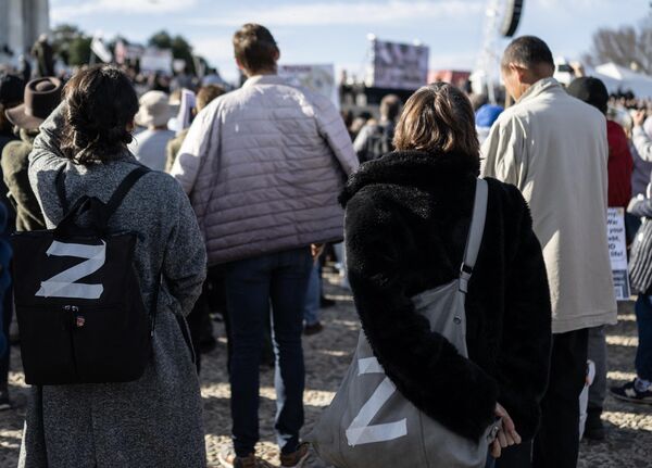 Two women supporting Russia wear a &quot;Z&quot; marking on their bags during an antiwar rally at the Lincoln Memorial in Washington, DC, on February 19, 2023. - Sputnik International