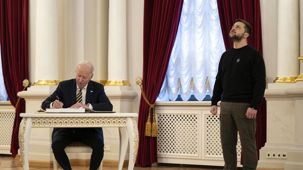 Президент США Джо Байден подписывает гостевую книгу во время своей встречи с президентом Украины Владимиром Зеленским в Мариинском дворце во время необъявленного визита в Киев - Sputnik International