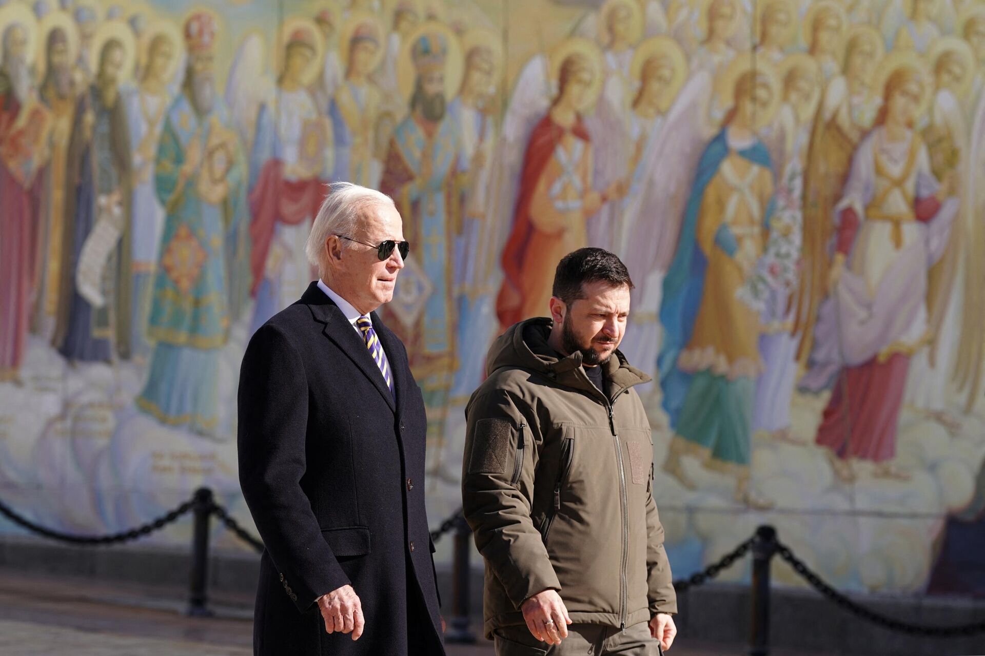 US President Joe Biden (L) walks next to Ukrainian President Volodymyr Zelensky (R) past a religious mural at the St. Michael’s Golden-Domed Cathedral, as he arrives for a visit in Kiev on February 20, 2023. - Sputnik International, 1920, 20.02.2023