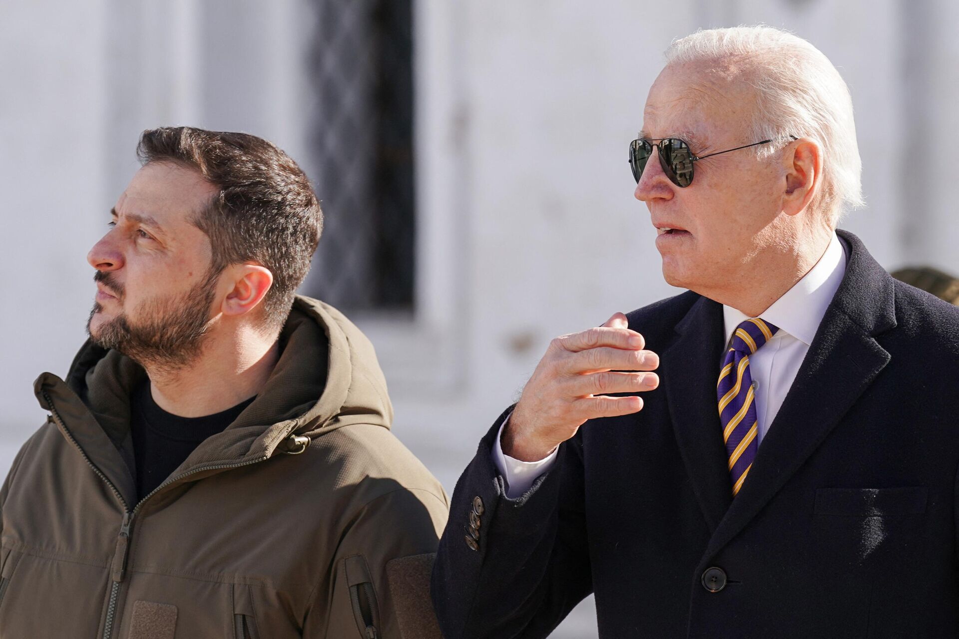 US President Joe Biden (R) walks next to Ukrainian President Volodymyr Zelensky (L) as he arrives for a visit in Kiev on February 20, 2023 - Sputnik International, 1920, 22.02.2023