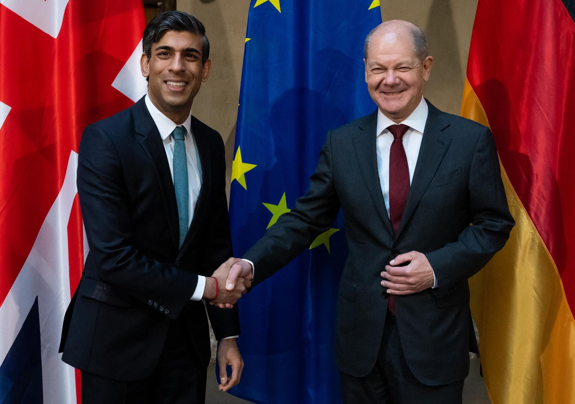 Britain's Prime Minister Rishi Sunak (L) and German Chancellor Olaf Scholz pose for photographers ahead a meeting at the Munich Security Conference (MSC) in Munich, southern Germany, on February 18, 2023. (Photo by Sven Hoppe / POOL / AFP) - Sputnik International, 1920, 20.02.2023