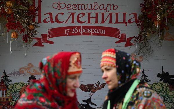 Participants of the Maslenitsa festivities in Gorky Park, Moscow. - Sputnik International