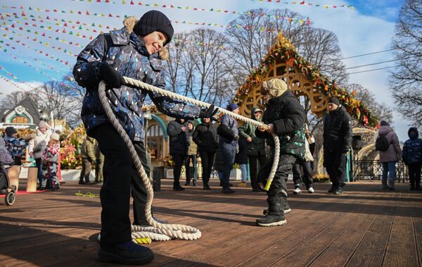 Participants in the tug-of-war game during the Maslenitsa festivities in Gorky Park in Moscow - Sputnik International