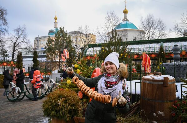 A girl enjoys Maslenitsa in Tverskaya Square in Moscow. - Sputnik International
