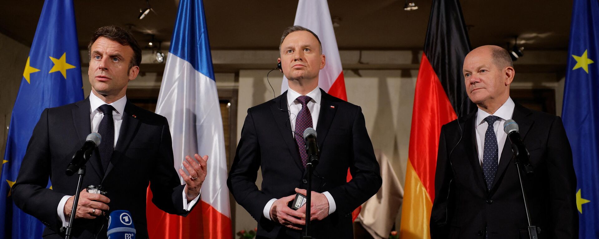 French President Emmanuel Macron (L), Poland's President Andrzej Duda (C) and German Chancellor Olaf Scholz (R) make a statement after their meeting during the Munich Security Conference (MSC) in Munich, southern Germany, on February 17, 2023. (Photo by Odd ANDERSEN / AFP) - Sputnik International, 1920, 20.02.2023