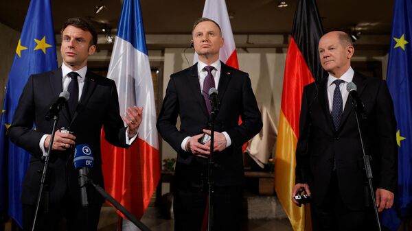 French President Emmanuel Macron (L), Poland's President Andrzej Duda (C) and German Chancellor Olaf Scholz (R) make a statement after their meeting during the Munich Security Conference (MSC) in Munich, southern Germany, on February 17, 2023. (Photo by Odd ANDERSEN / AFP) - Sputnik International