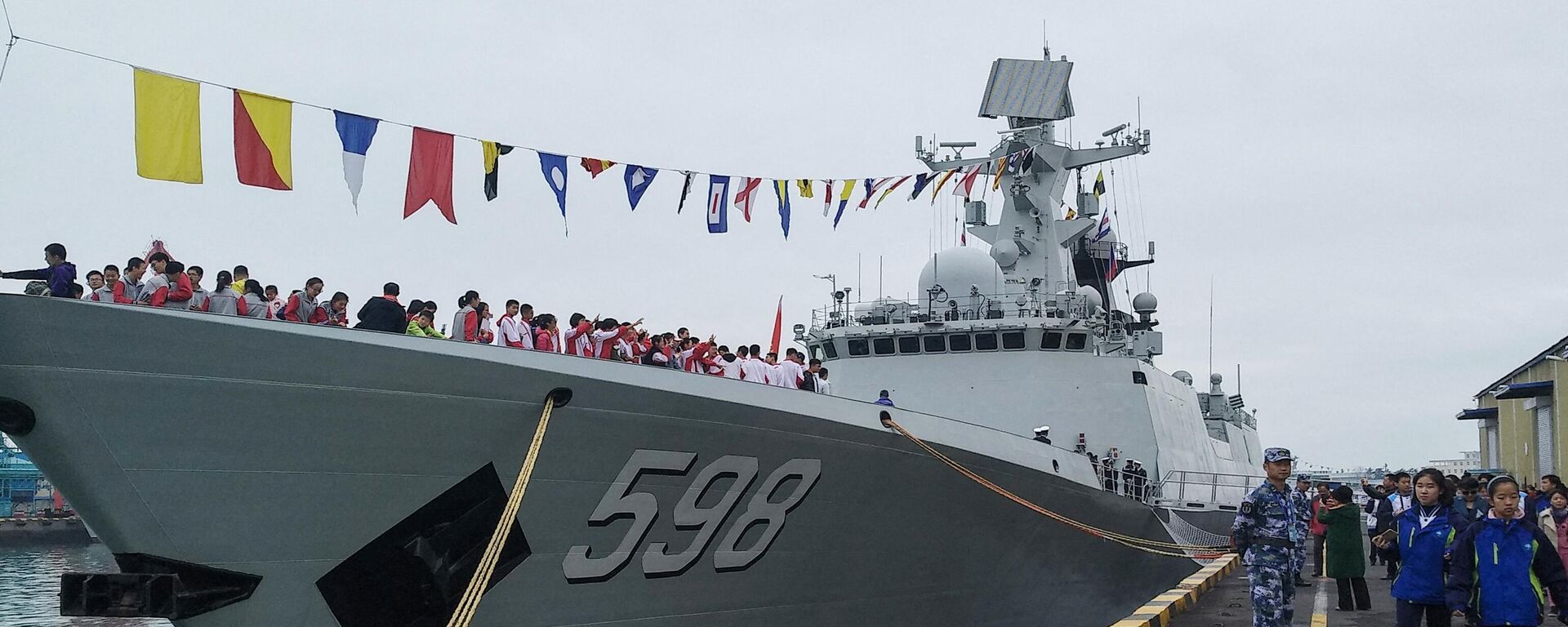 This photo taken on April 24, 2019 shows people visiting China's guided-missile frigate Rizhao during a public open day in Qingdao in China's eastern Shandong province - Sputnik International, 1920, 21.02.2023
