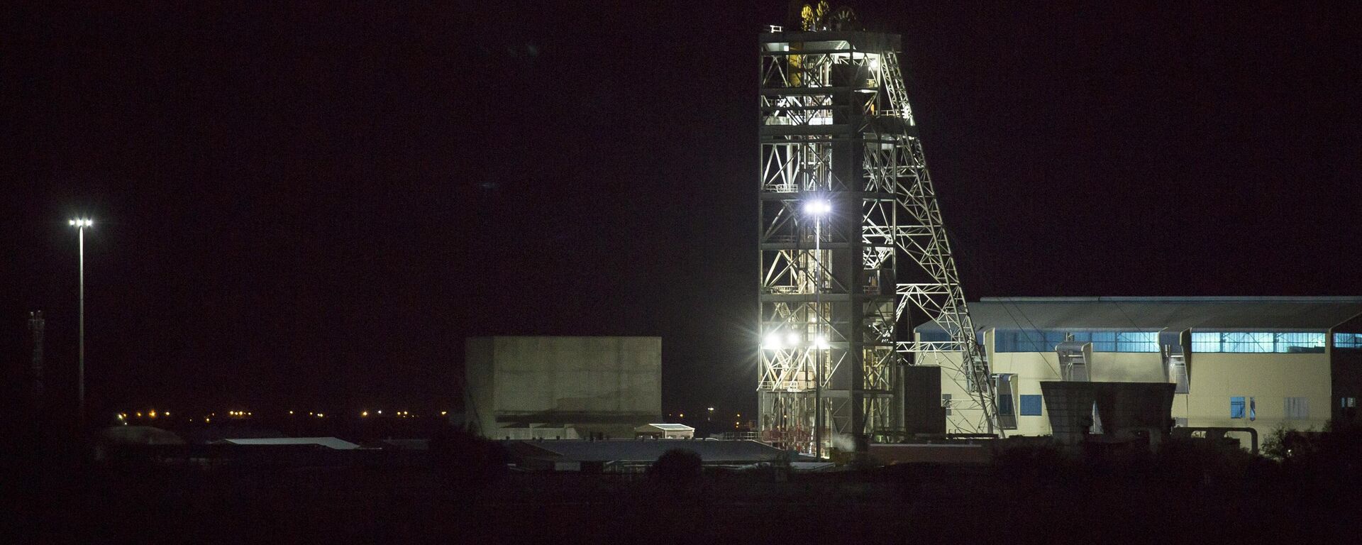 The headgear of the mineshaft is illuminated, Thursday, Feb 1, 2018, where more than 900 miners from the Sibanye-Stillwater's Beatrix mine near Welkom, South Africa, were trapped for about 31 hours. - Sputnik International, 1920, 22.02.2023