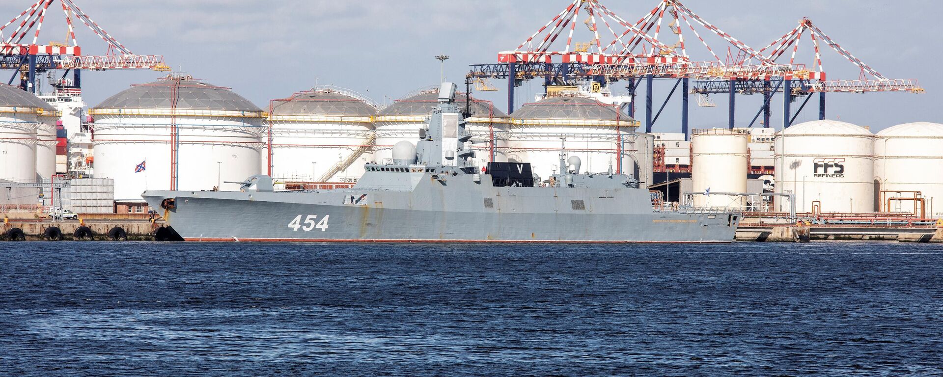 A general view of Russian military frigate 'Admiral Gorshkov' docked in the harbour of Cape Town on February 13, 2023 ahead of 10-day joint maritime drills being staged alongside South Africa and China - Sputnik International, 1920, 23.02.2023
