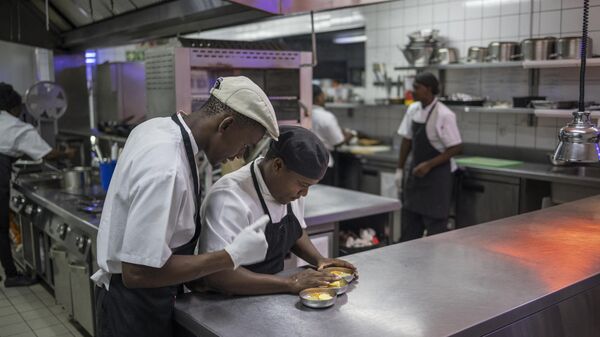 Employees prepare an appetiser in the Kruger Shalati hotel kitchen during dinner service in Skukuza, Kruger National Park, on April 3, 2022.  - Sputnik International