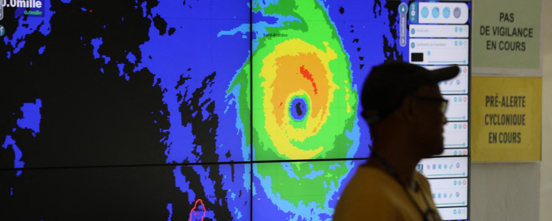 Forecasters monitor Cyclone Freddy at the France weather station, Meteo France, in Saint Denis de la Reunion, on the French overseas island of La Reunion on February 20, 2023 - Sputnik International, 1920, 22.02.2023