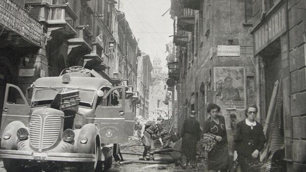 Milan street scene during Allied bombardment in 1943. - Sputnik International