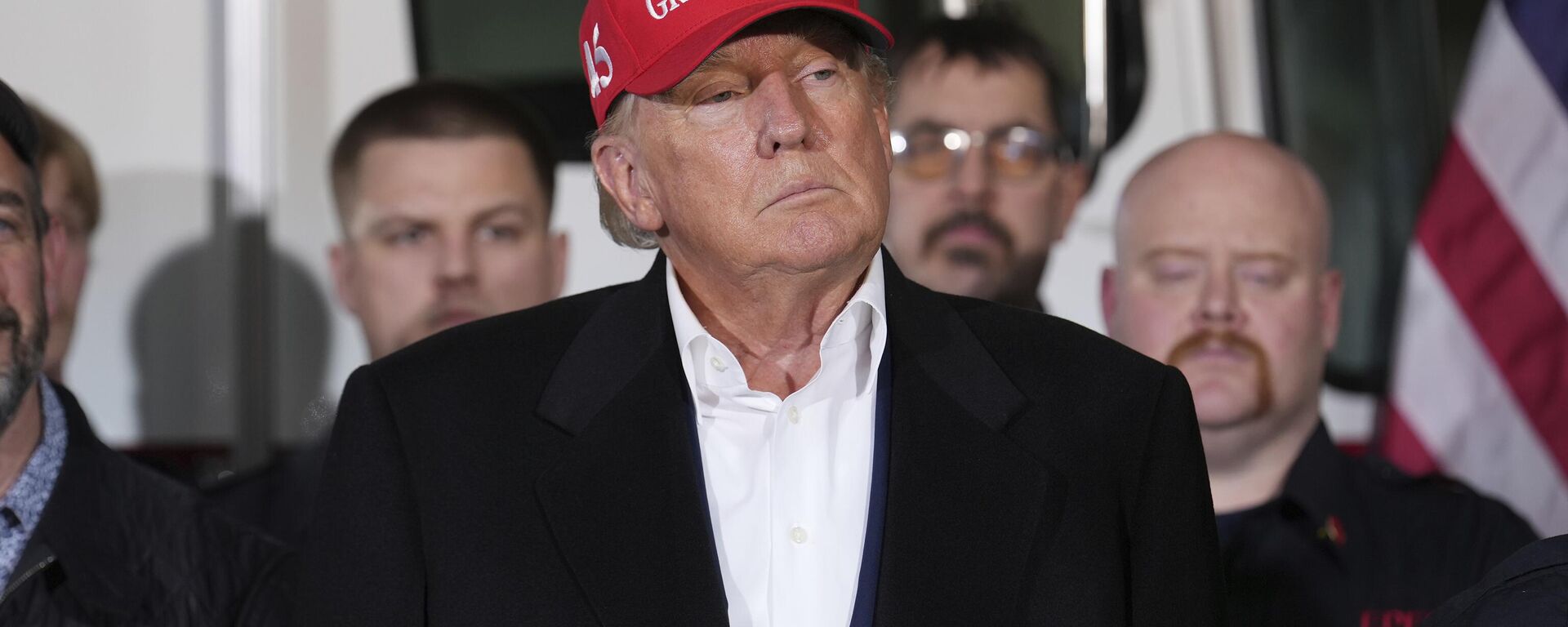 Former President Donald Trump listens to speakers at the East Palestine Fire Department as he visits the area in the aftermath of the Norfolk Southern train derailment Feb. 3 in East Palestine, Ohio, Wednesday, Feb. 22, 2023. - Sputnik International, 1920, 21.03.2023