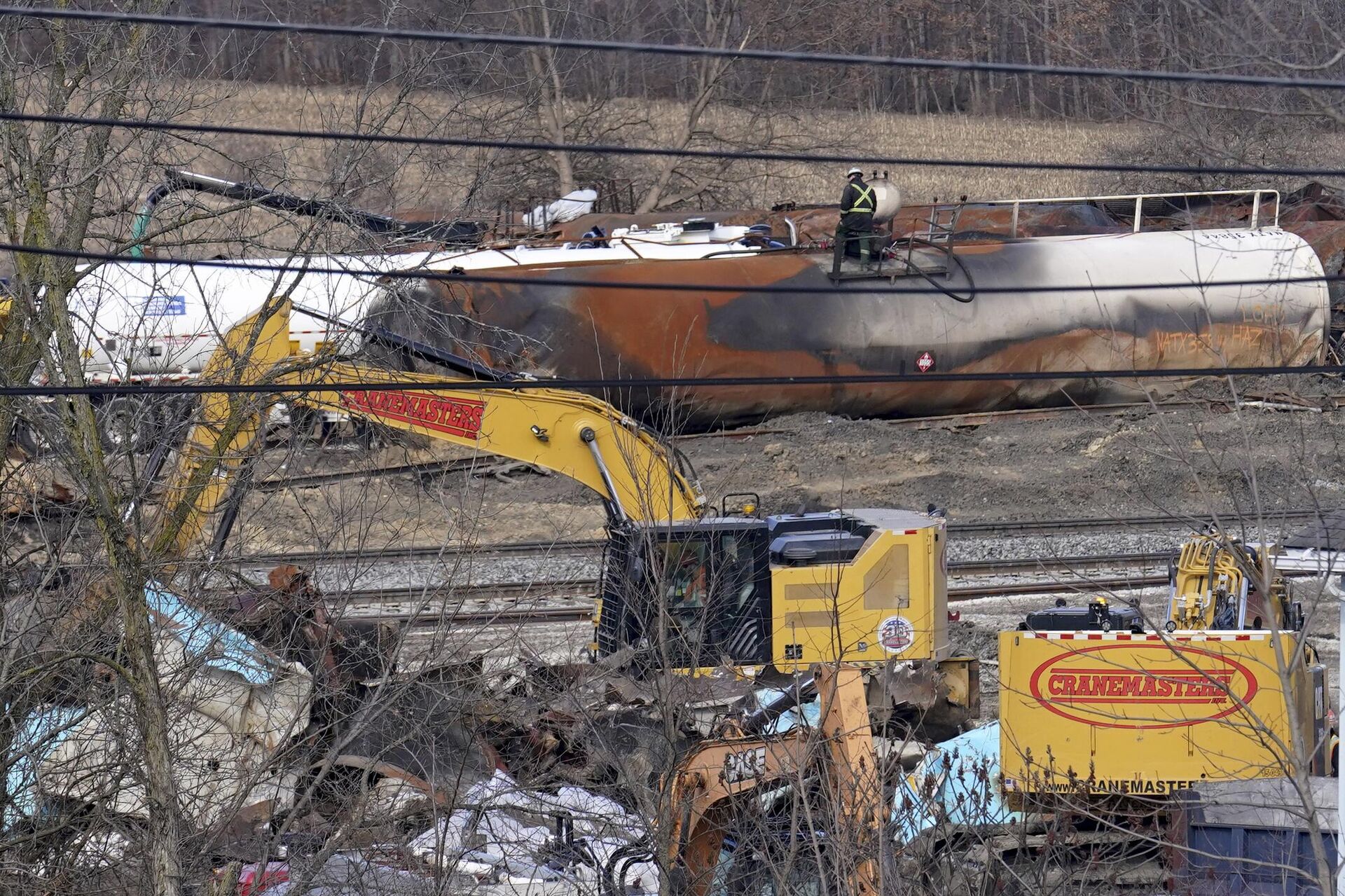 Workers continue to clean up remaining tank cars, Tuesday, Feb. 21, 2023, in East Palestine, Ohio, following the Feb. 3 Norfolk Southern freight train derailment. - Sputnik International, 1920, 24.02.2023