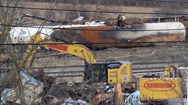 Workers continue to clean up remaining tank cars, Tuesday, Feb. 21, 2023, in East Palestine, Ohio, following the Feb. 3 Norfolk Southern freight train derailment. - Sputnik International