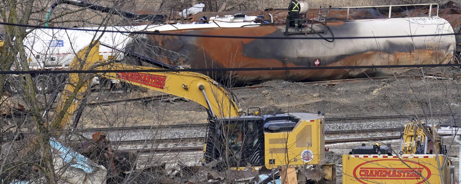 Workers continue to clean up remaining tank cars, Tuesday, Feb. 21, 2023, in East Palestine, Ohio, following the Feb. 3 Norfolk Southern freight train derailment. - Sputnik International, 1920, 26.02.2023