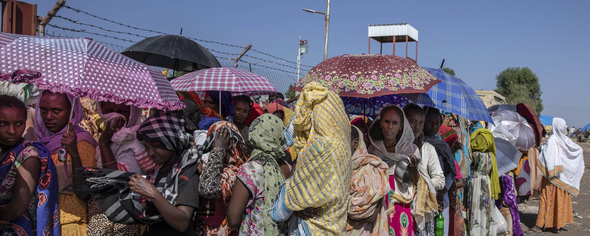 Tigray women who fled the conflict in the Ethiopia's Tigray region, wait for UNHCR to distribute blankets at Hamdayet Transition Center, eastern Sudan, Saturday, Nov. 21, 2020.  - Sputnik International, 1920, 23.02.2023