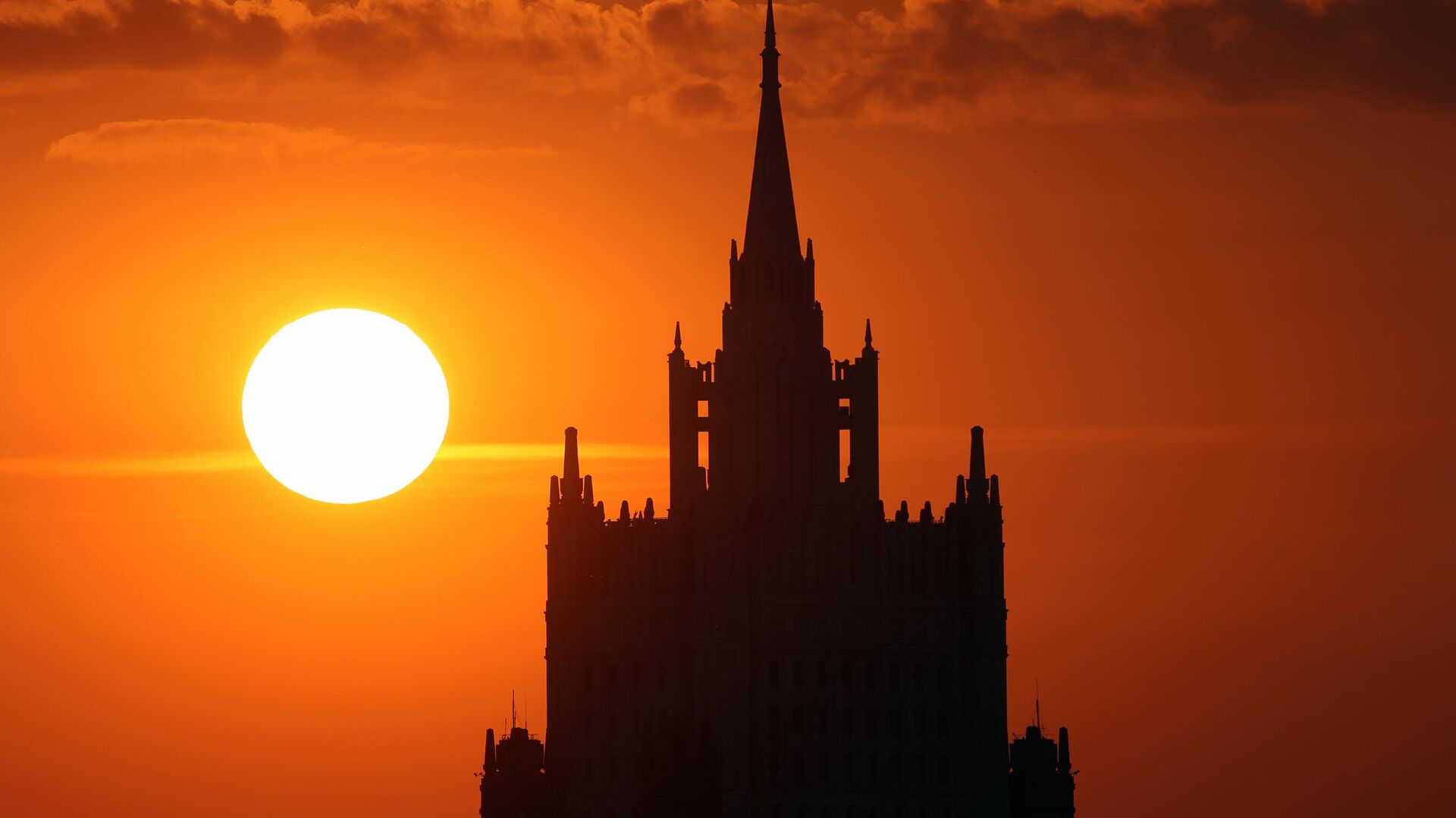 Russian Foreign Ministry's building is silhouetted against the setting sun, in Moscow, Russia. - Sputnik International, 1920, 31.03.2023