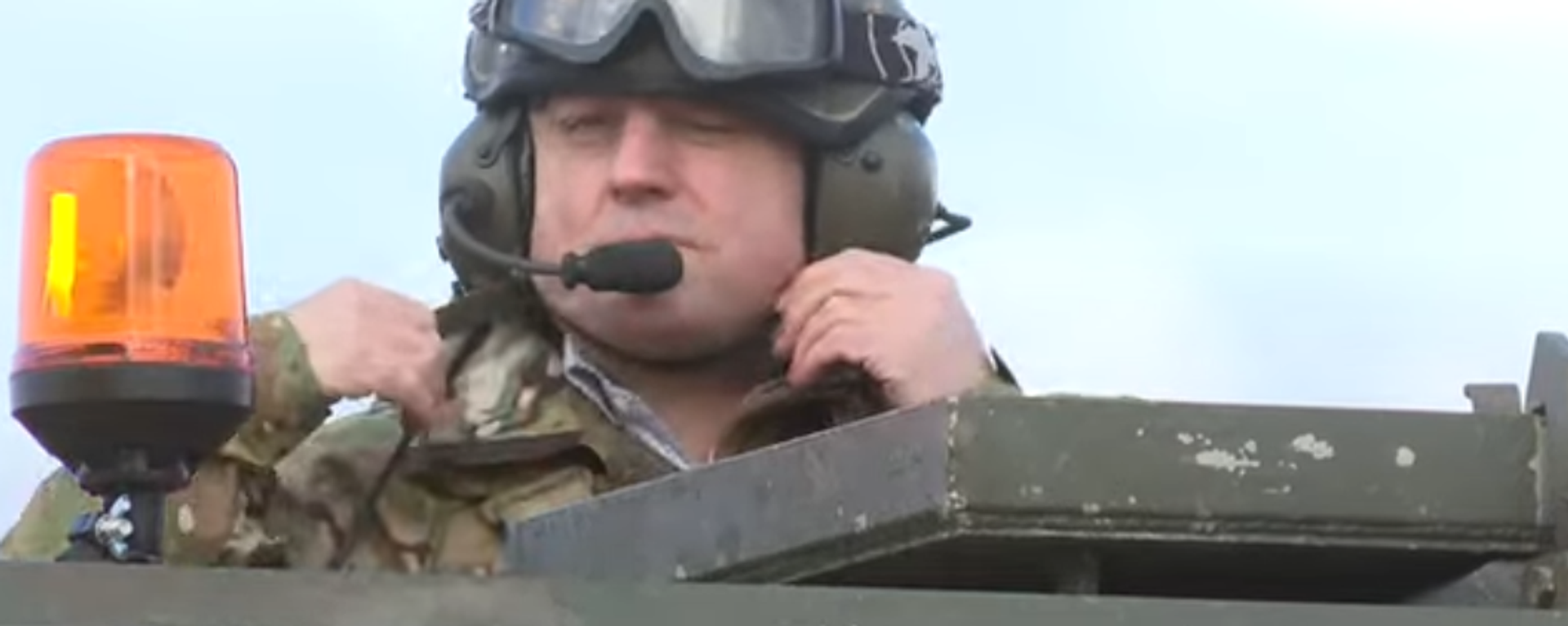 UK Defense Chief Ben Wallace at a photo op visit to a military training camp where Ukrainian tankers are training to use Challenger 2 main battle tanks. Screengrab of Telegraph video. - Sputnik International, 1920, 02.10.2023