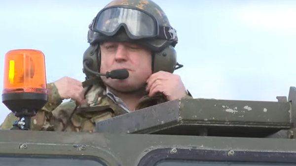 UK Defense Chief Ben Wallace at a photo op visit to a military training camp where Ukrainian tankers are training to use Challenger 2 main battle tanks. Screengrab of Telegraph video. - Sputnik International