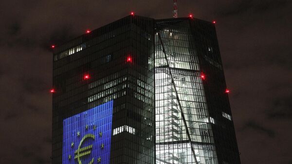 The tower of the European Central Bank (ECB) main building showing the illuminated euro currency symbol in Frankfurt/Main, western Germany, on December 30, 2021,  - Sputnik International