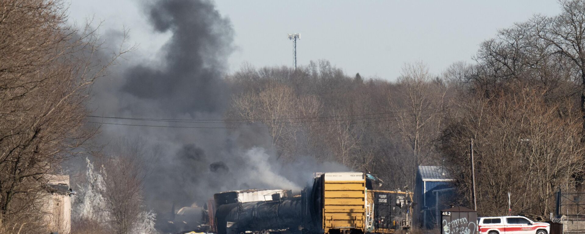 Smoke rises from a derailed cargo train in East Palestine, Ohio, on February 4, 2023.  - Sputnik International, 1920, 24.02.2023