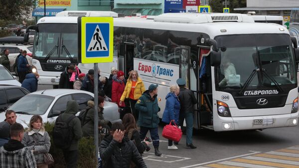 Evacuated residents of Kherson getting off a bus at Jankoi, Crimea, October 2022 - Sputnik International