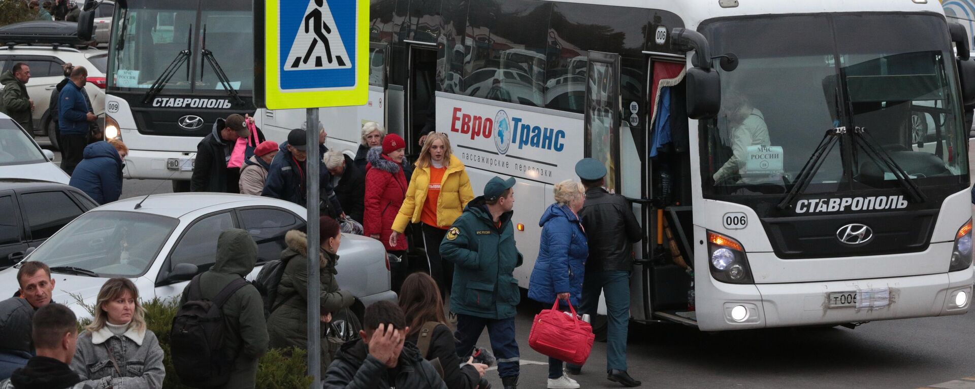 Evacuated residents of Kherson getting off a bus at Jankoi, Crimea, October 2022 - Sputnik International, 1920, 25.02.2023