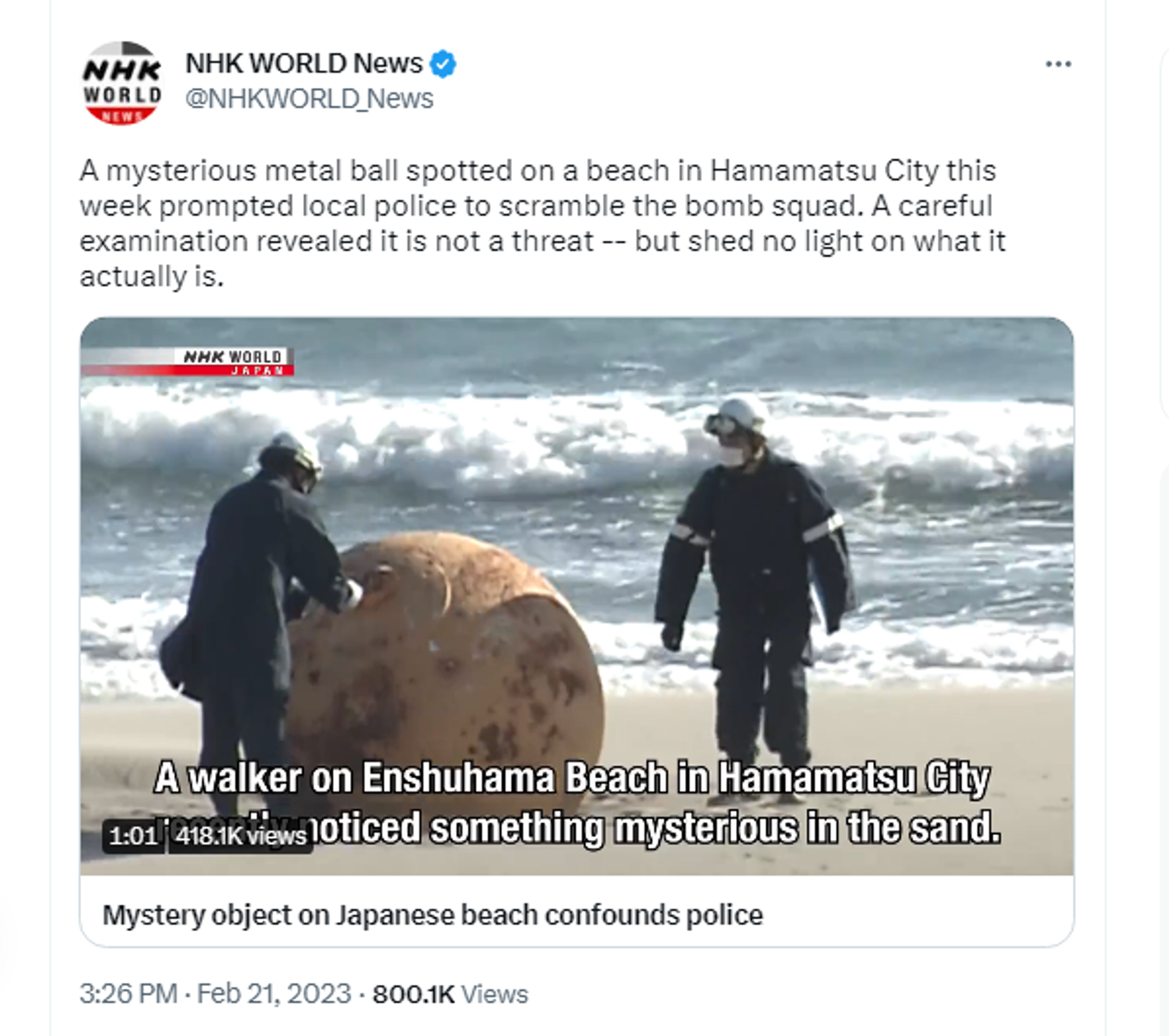 Twitter screenshot showing footage of mystery metal ball on a beach in Japan. - Sputnik International, 1920, 24.02.2023
