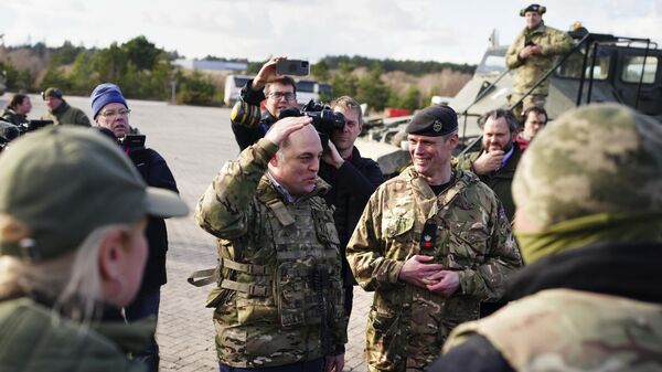 Britain's Defence Secretary Ben Wallace, center left, visits Bovington Camp, a British Army military base where Ukrainian soldiers are training on Challenger 2 tanks - Sputnik International
