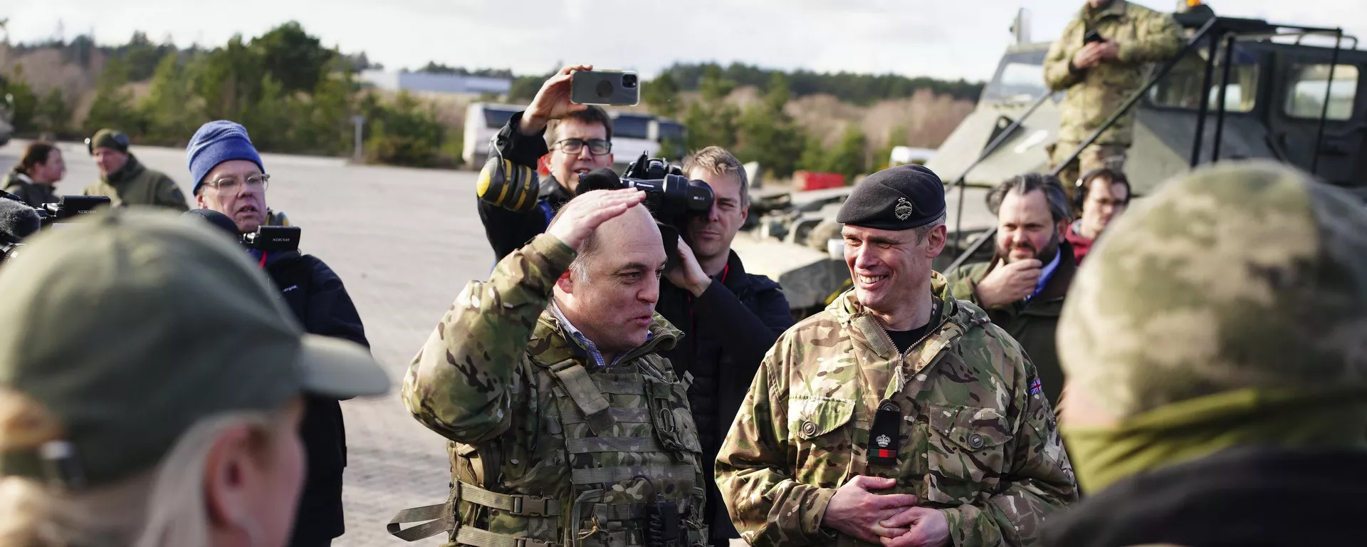 Britain's Defence Secretary Ben Wallace, center left, visits Bovington Camp, a British Army military base where Ukrainian soldiers are training on Challenger 2 tanks - Sputnik International, 1920, 31.08.2023