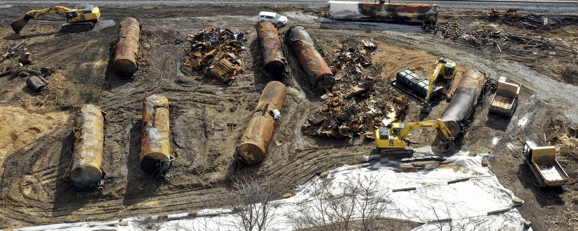 A view of the scene Friday, Feb. 24, 2023, as the cleanup continues at the site of of a Norfolk Southern freight train derailment that happened on Feb. 3 in East Palestine, Ohio - Sputnik International, 1920, 03.03.2023