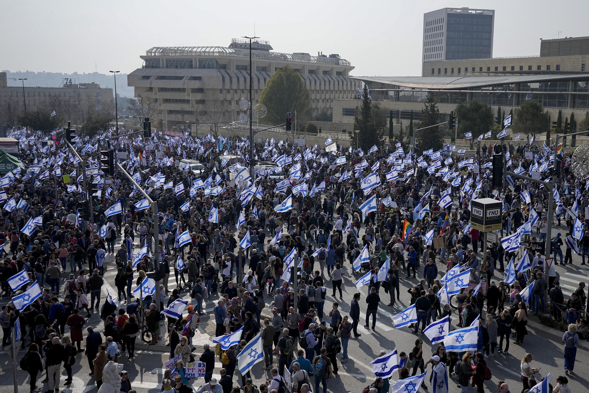 Israelis wave the national flag during a protest against plans by Prime Minister Benjamin Netanyahu's new government to overhaul the judicial system outside the Knesset, Israel's parliament in Jerusalem, Monday, Feb. 20, 2023 - Sputnik International, 1920, 25.02.2023