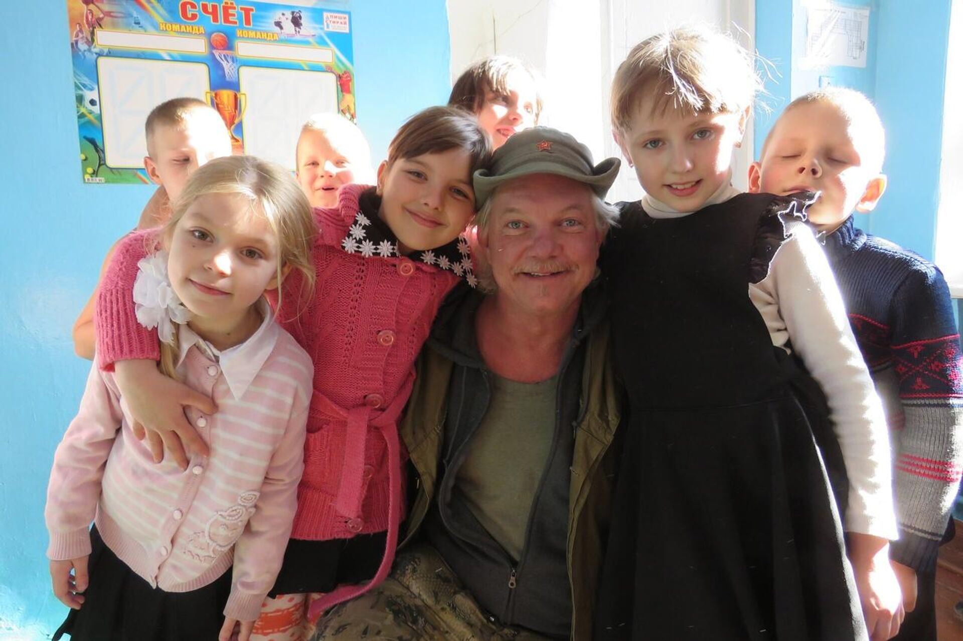 Russell Bentley with children in Donbass - Sputnik International, 1920, 25.02.2023