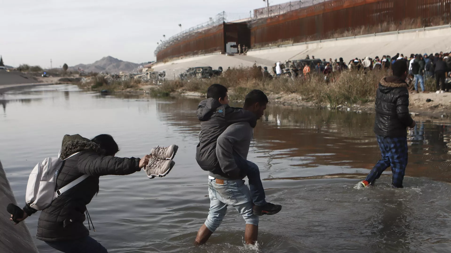Мигранты пересекают Рио-Гранде в направлении американо-мексиканской границы в Сьюдад-Хуаресе, Мексика - Sputnik International, 1920, 06.05.2023