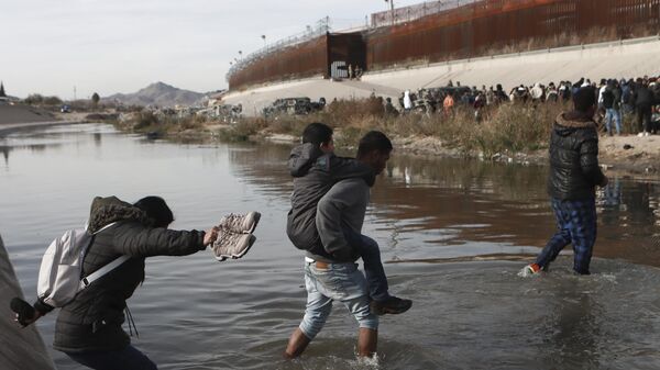 Мигранты пересекают Рио-Гранде в направлении американо-мексиканской границы в Сьюдад-Хуаресе, Мексика - Sputnik International